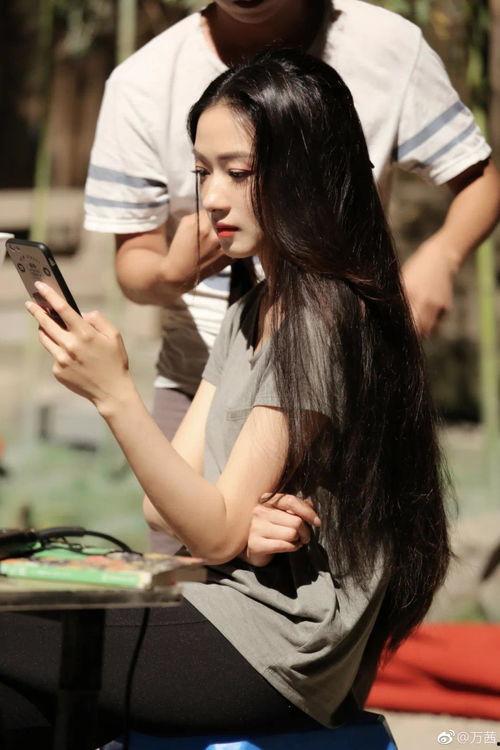 诺米走红不忘家乡小涵娱乐吃瓜,小涵娱乐吃瓜见证友谊  第1张